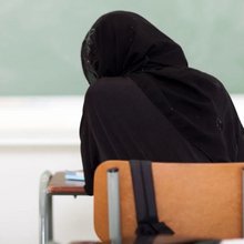 Μαθήτρια με ισλαμική μαντίλα σε σχολική τάξη
