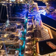 Η νυχτερινή άποψη της μαρίνας με τα φωταγωγημένα σκάφη