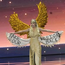 Η Μαίρη Χατζηπαύλου ως «Νίκη της Σαμοθράκης» στο διαγωνισμό Miss Universe