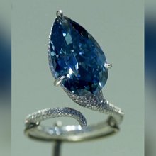 Εντυπωσιακό μπλέ διαμάντι πουλήθηκε για πάνω από 25 εκατ. δολάρια σε δημοπρασία του Christie's