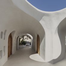 Καμάρες καμπύλες γλυπτές φόρμες κτίριο Μύκονος Super Paradise  