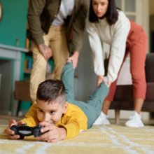 Παιδιά σε ψηφιακό αδιέξοδο: Ο εθισμός στις οθόνες γεννά ξεσπάσματα βίας ακόμα και στους γονείς και πλήρη απώλεια ελέγχου 