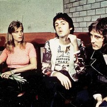 Από τη σκοτεινή εκείνη περίοδο γεννήθηκε και κάτι ακόμη: οι Wings, το συγκρότημα που σχημάτισε με τη Λίντα στις αρχές της δεκαετίας του 1970 και που τον οδήγησε σε μια νέα εποχή δημιουργικότητας / WIKIPEDIA