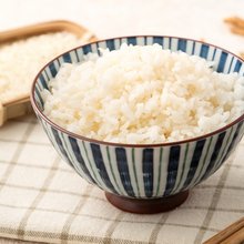 Ρύζι σε ασπρόμαυρο μπολ