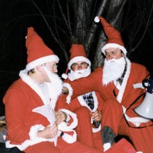 Ο John Law (δεξιά, με τον τηλεβόα) γνωρίζει πια ότι, όσο κι αν προσπαθήσει να ξεφύγει, το SantaCon θα τον καταδιώκει για πάντα / INSTAGRAM 