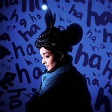 Στην παράστασή της, που ακούει στο παρατεταμένο και σχεδόν νευρώδες hahahahahahaha, η κωμωδία λειτουργεί σαν εργαλείο εξομολόγησης / JULIA MASLI