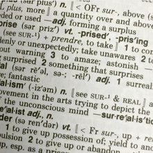 Όπως εξηγεί ο συγγραφέας και δημοσιογράφος Stefan Fatsis, είναι μια διαδικασία εκπληκτικά επίπονη που αποτυπώνει τις βαθύτερες εντάσεις και τους παλμούς της κοινωνίας / SHUTTERSTOCK