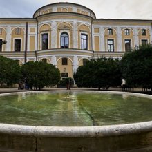 Το παλάτι απλώνεται σε ολόκληρο οικοδομικό τετράγωνο, με τέσσερις πτέρυγες που μοιάζουν περισσότερο με μυστικούς διαδρόμους μνήμης παρά με χώρο πολιτισμού ανοιχτό στο κοινό / ΑΡ
