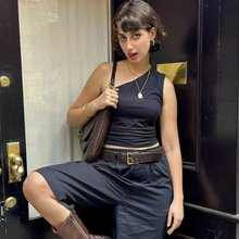 Η 28χρονη Ράμα Ντουουάτζι, καλλιτέχνιδα συριακής καταγωγής, μοιάζει να περπατά μέσα στην παράδοση μόνο και μόνο για να την ξαναχτίσει εκ των έσω / INSTAGRAM