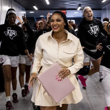 Σίντνεϊ Κάρτερ, η ντίβα της προπονητικής: Μπάσκετ, πανύψηλα τακούνια και εντυπωσιακά φορέματα