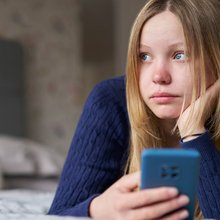 Έφηβη με κινητό