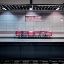 Καθίσματα στον σταθμό του μετρό στον Νέο Κόσμο