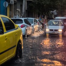 Βροχή και κίνηση στο κέντρο