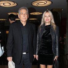 Θάνος Καληώρας: Η σπάνια εμφάνιση με τη σύζυγό του, Θωμαΐδα, σε θεατρική πρεμιέρα