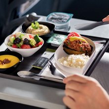 Το ταξίδι του αεροπορικού γεύματος είναι πιο περίπλοκο απ’ όσο φανταζόμαστε / SHUTTERSTOCK