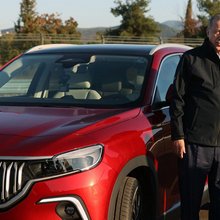 O Ερντογάν με τη σύζυγό του δίπλα στο αυτοκίνητο της Togg