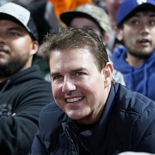 Ο Τομ Κρουζ σε αγώνα μπέιζμπολ στο Σαν Φρανσίσκο, τον Οκτώβριο του 2021, όπου η εμφάνισή του προκάλεσε σχόλια για τις αλλαγές στο πρόσωπό του.