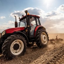 Τρακτερ σε αγρόκτημα