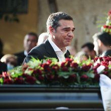 Ο Αλέξης Τσίπρας συγκινημένος στην κηδεία του Αλέκου Φλαμπουράρη