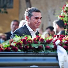 Ο Αλέξης Τσίπρας συγκινημένος στην κηδεία του Αλέκου Φλαμπουράρη