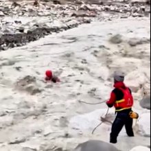 δραματική διάσωση πυροσβέστη που παρασύρθηκε από τα νερά