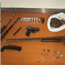 Όπλα που βρέθηκαν σε σπηλιά στα Βορίζια -Δεξιά οι σφαίρες από το μακελειό