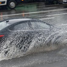 Αυτοκίνητο στη βροχή 