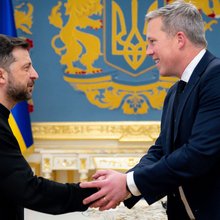 Ο Ουκρανός πρόεδρος Βολοντίμιρ Ζελένσκι (αριστερά) με τον νεότερο γραμματέα του αμερικανικού στρατού, Νταν Ντρίσκολ (δεξιά)