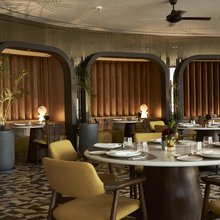 σάλα εστιατορίου τραπέζια καρέκλες φωτισμός Ora by Ettore Botrini 