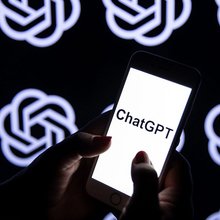 Στις 30 Νοεμβρίου 2022, η OpenAI λάνσαρε το ChatGPT — ένα πείραμα συνομιλιακής τεχνητής νοημοσύνης που πολύ σύντομα εξελίχθηκε σε κάτι πολύ μεγαλύτερο / SHUTTERSTOCK