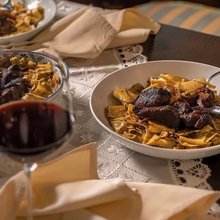 Αγριογούρουνο κρασάτο με πέτουρα, Θωμάς, Φλώρινα / Φωτογραφία: Facebook