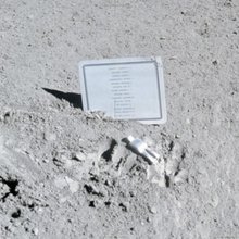 Στην παγωμένη σιωπή της σεληνιακής ερήμου βρίσκεται το πρώτο έργο τέχνης που τοποθετήθηκε ποτέ εκτός Γης / NASA