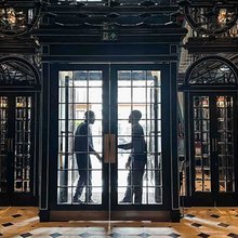 Σε μια οικονομική ύφεση, η υπόσχεση ενός ασφαλούς χώρου «οικειότητας με φίλτρο» γίνεται πιο ελκυστική από έναν θορυβώδη χώρο όπου όλα είναι ανοικτά και όλοι χωρούν / SHUTTERSTOCK