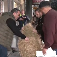 Λάρισα: Διαμαρτυρία αγροτών έξω από γραφεία βουλευτών της ΝΔ