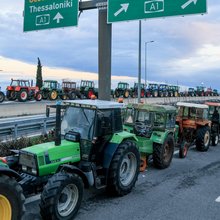 Παραμένουν στα μπλόκα οι αγρότες ενόψει της απάντησης στον υπουργό Αγροτικής Ανάπτυξης / Φωτογραφία EUROKINISSI