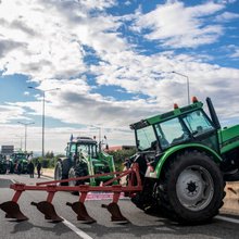 Αγροτικά μπλόκα με τρακτέρ