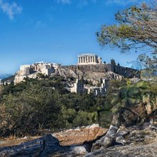 Καλλιτέχνης κάνει body painting σε άνδρα με θέα την Ακρόπολη