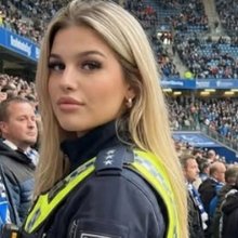 Εντυπωσιακή αστυνομικός έβαλε «φωτιά» σε γήπεδο στο Αμβούργο