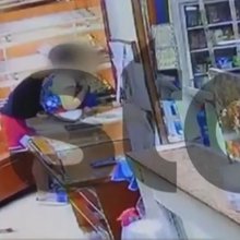 Ανήλικος ληστής κάνει κεφαλοκλείδωμα σε γυναίκα υπάλληλο φούρνου στην Κηφισιά