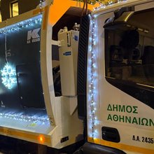 Τα απορριμματοφόρα του δήμου της Αθήνας «φόρεσαν» τα γιορτινά τους και φωτίζουν την αθηναϊκή νύχτα