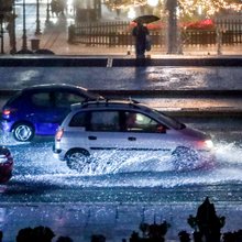 Αυτοκίνητα στη βροχή