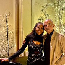 O Μπαράκ και η Μισέλ Ομπάμα σε χριστουγεννιάτικο φόντο