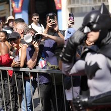 Θεατές φωτογραφίζουν έναν άνδρα ντυμένο ως Μπάτμαν