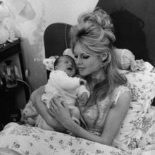 Η Μπριζίτ Μπαρντό με τον νεογέννητο γιο της