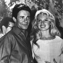 Η Μπριζίτ Μπαρντό και ο Ζακ Σαριέ μετά τον γάμο τους στο Λουβεσιέν της Γαλλίας, στις 18 Ιουνίου 1959 