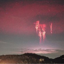 Ένα εντυπωσιακό και εξαιρετικά σπάνιο στιγμιότυπο από την ανώτερη ατμόσφαιρα κατέγραψε ο Ιταλός φωτογράφος Valter Binotto / FACEBOOK