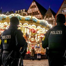 Αστυνομικοί σε Χριστουγεννιάτικη αγορά στη Γερμανία 