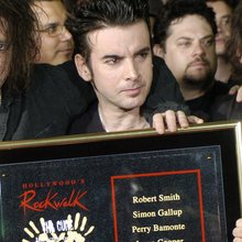 Ο Πέρι Μπαμόντε των The Cure (δεξιά)