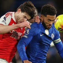 Δεσμευμένος ποδοσφαιριστής έκανε τα πάντα για να κρυφτεί καθώς έφτασε σε εκδήλωση με γνωστή παρουσιάστρια