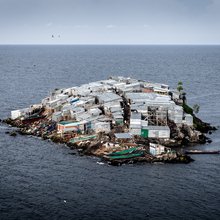 Το νησάκι Μιγκίνγκο έχει μέγεθος μικρότερο από το μισό ενός κανονικού ποδοσφαιρικού γηπέδου, κι όμως φιλοξενεί μια κοινότητα που ζει, εργάζεται και επιβιώνει σε συνθήκες ακραίας στενότητας / SHUTTERSTOCK
